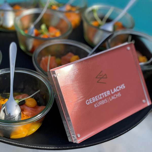 Gebeizter Lachs mit Kürbis im Glas