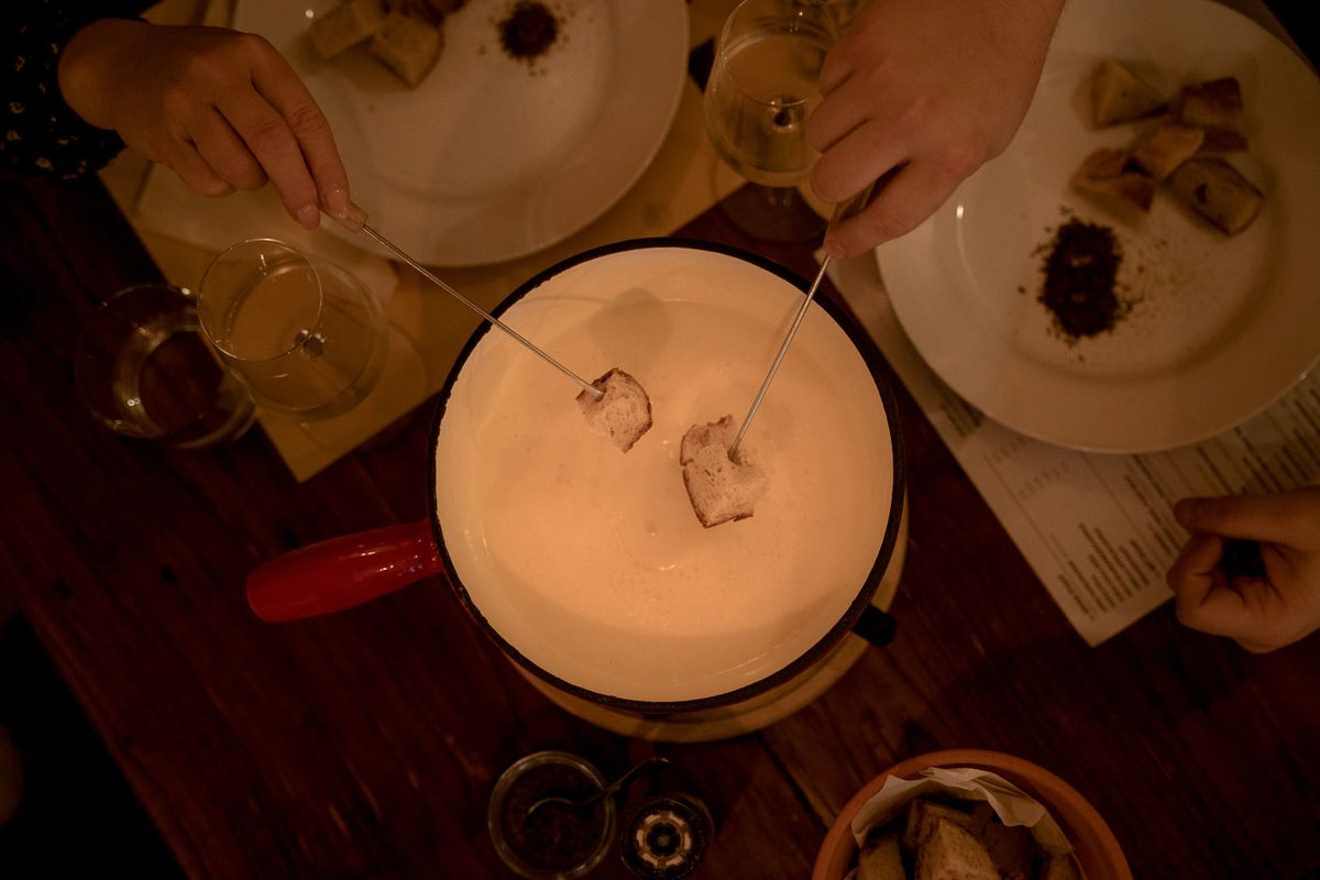 Zwei Gabeln im Käsefondue